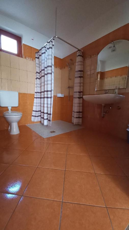 Nefelejcs Fagyizo Es Apartmanhaz Kistolmacs Dış mekan fotoğraf