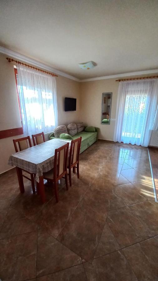 Nefelejcs Fagyizo Es Apartmanhaz Kistolmacs Dış mekan fotoğraf