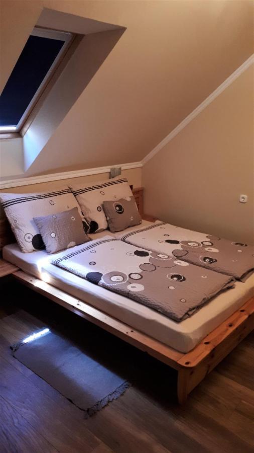 Nefelejcs Fagyizo Es Apartmanhaz Kistolmacs Dış mekan fotoğraf