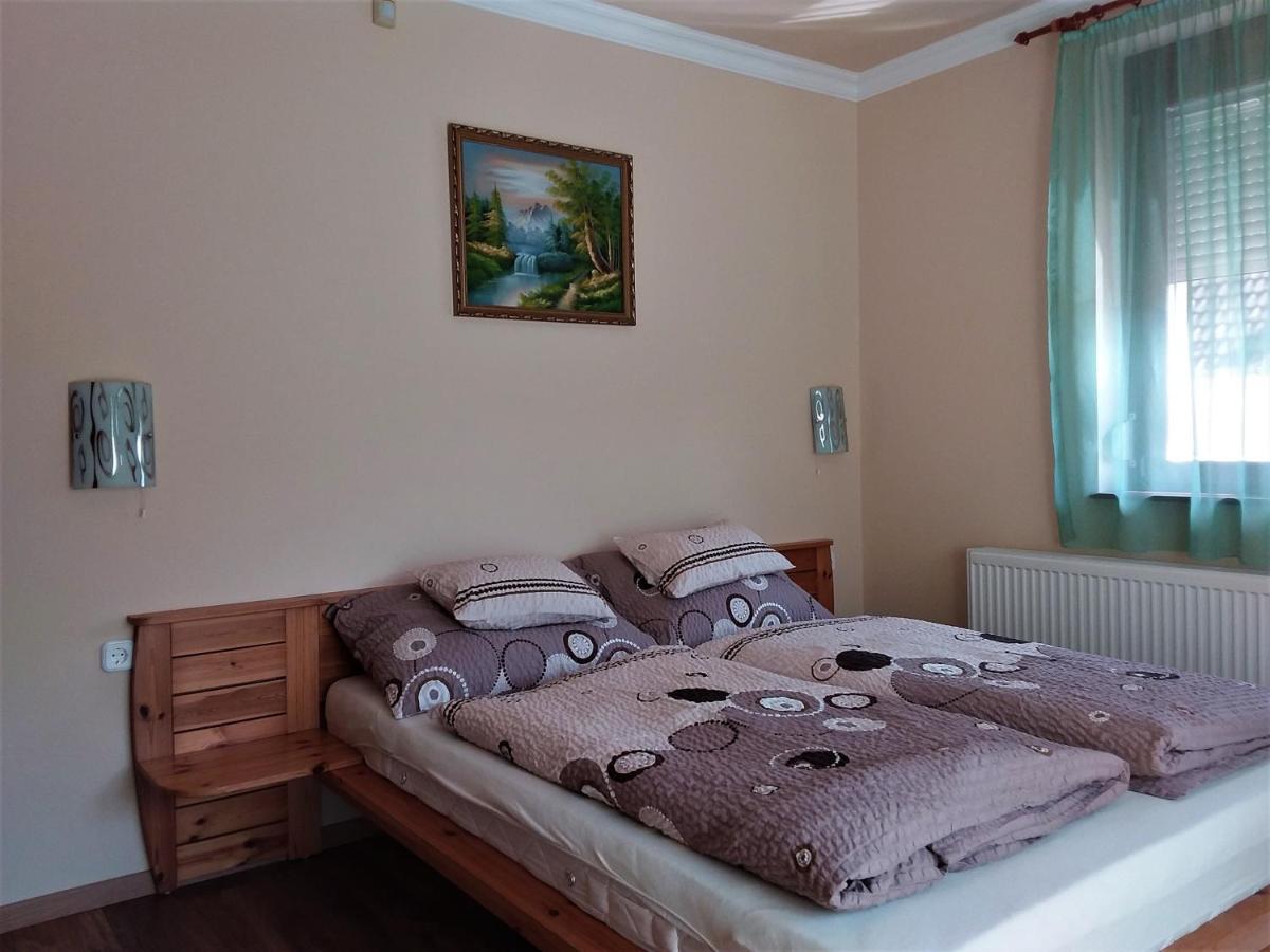 Nefelejcs Fagyizo Es Apartmanhaz Kistolmacs Dış mekan fotoğraf