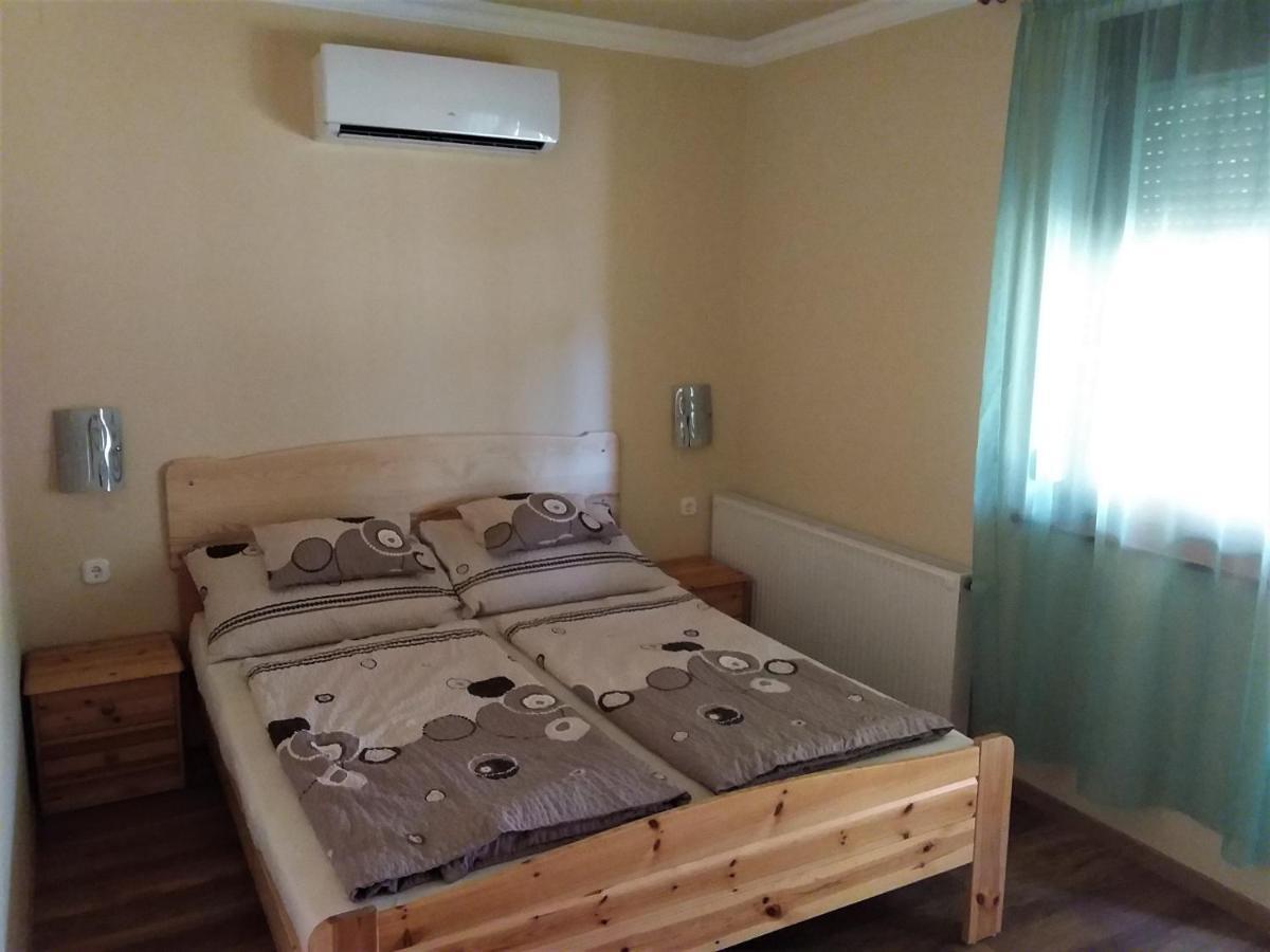 Nefelejcs Fagyizo Es Apartmanhaz Kistolmacs Dış mekan fotoğraf