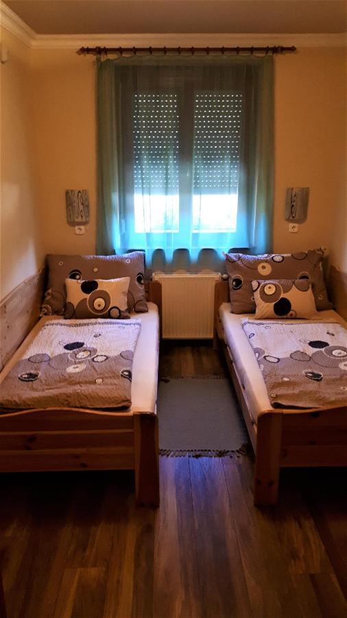 Nefelejcs Fagyizo Es Apartmanhaz Kistolmacs Dış mekan fotoğraf