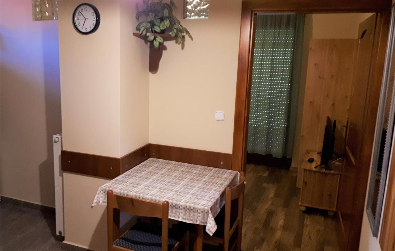 Nefelejcs Fagyizo Es Apartmanhaz Kistolmacs Dış mekan fotoğraf