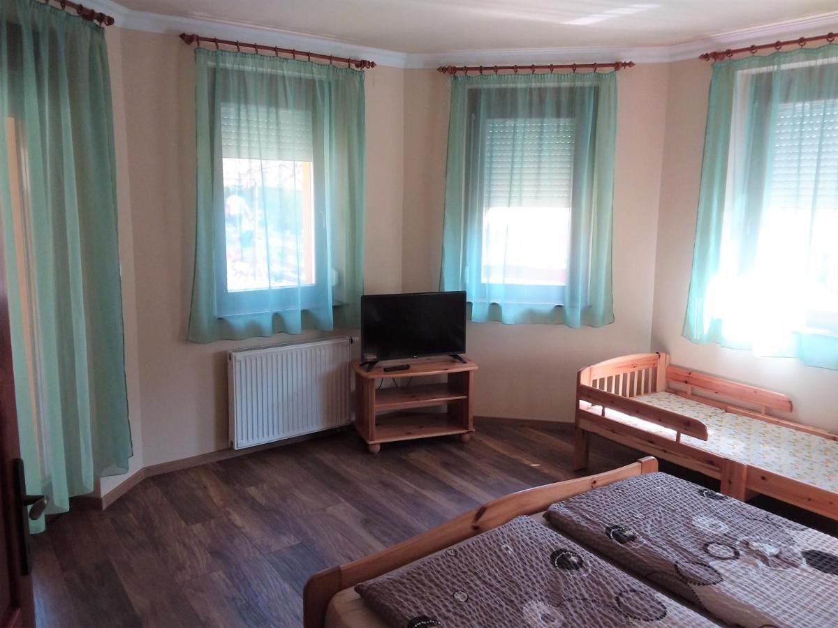 Nefelejcs Fagyizo Es Apartmanhaz Kistolmacs Dış mekan fotoğraf
