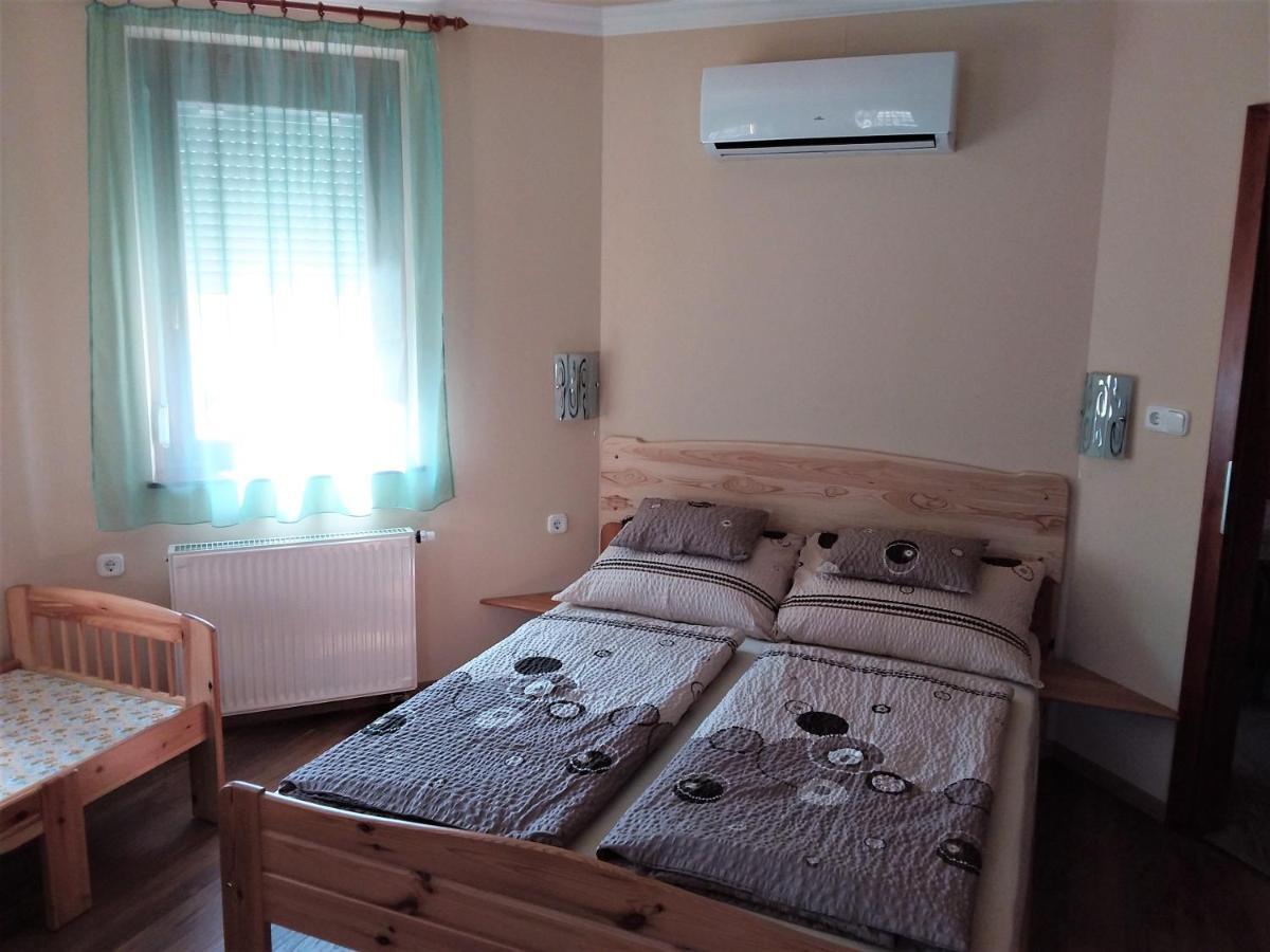 Nefelejcs Fagyizo Es Apartmanhaz Kistolmacs Dış mekan fotoğraf